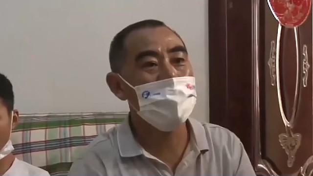 公公楼道等候数小时，只为不打扰儿媳休息！