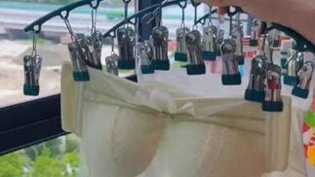 这款多功能袜子晾衣架，不锈钢材质，结实耐用，防风扣设计不怕大风，家里的袜子，内衣，鞋子，以及很多的小