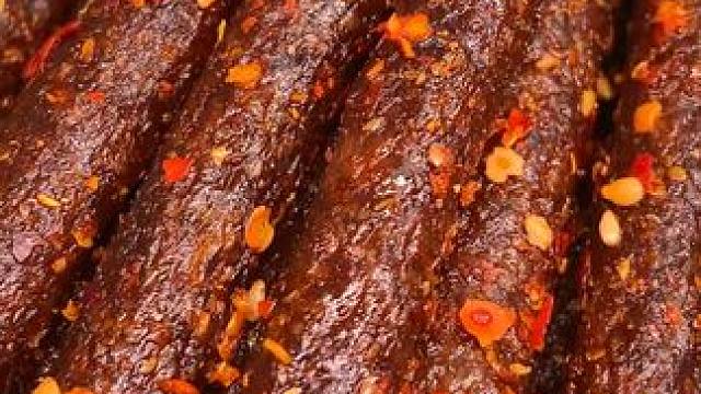 一口下去麻麻辣辣的满嘴爆汁，真的太满足了#无辣不欢 #好吃到停不下来 #零食推荐