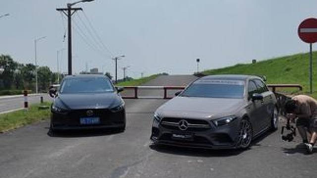 假装在日本
#我与汽车的日常 #改装车 #昂克赛拉 #奔驰a35 #汽车摄影