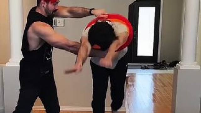 男子图案接力大挑战，一个比一个有难度！ #看一遍笑一遍 #这操作都看傻了 #老外真会玩 #哈哈哈哈娱