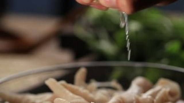 对于无骨鸡爪，我们做了个重大决定！ #追剧小零食 #无骨鸡爪 #酸辣无骨鸡爪