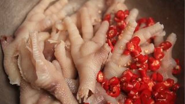 都来卖无骨鸡爪吧，特赚钱，先不说了，我要去山上采鸡爪了 #网红酸辣鸡爪 #无骨鸡爪 #好吃到停不下来