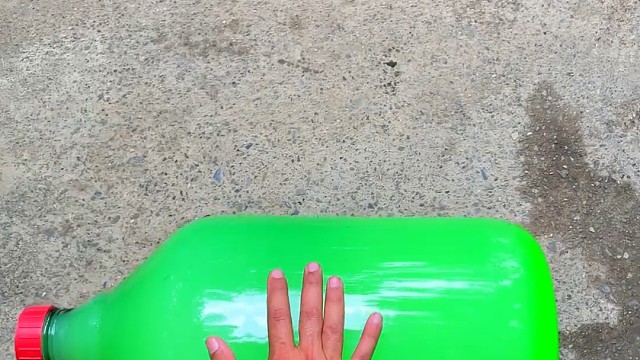 楼梯滚瓶子爆破解压时刻