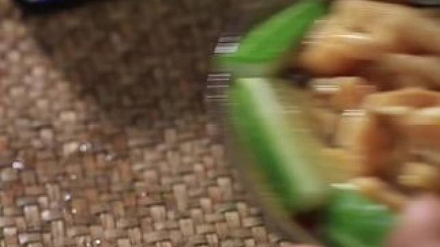 别再说鸡爪是老奶奶啃的了 老奶奶真忙不过来#超好吃的酸辣无骨鸡爪 #零食推荐 #追剧小零食 #脱骨鸡