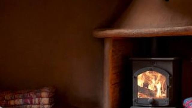 暴风雪天，在舒适土炕小屋住下来，耳边有壁炉和风雪声，助眠氛围 #白噪音 #助眠声音 #睡眠音乐 #助