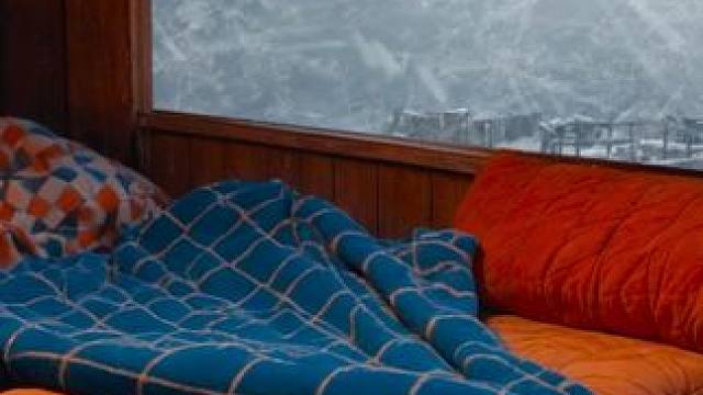 暴风雪夜，在岸边的灯塔小屋里，伴随怒吼的风雪，放松入睡 #白噪音 #助眠声音 #睡眠音乐 #催眠疗愈