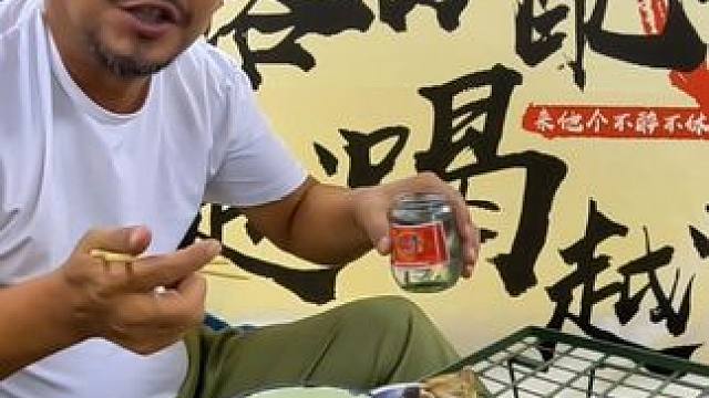 房车里的早餐，就像是在东北的炕上一样，一碗粥三两肉太地道啦#房车旅行 #露营美食 #露营车改装 