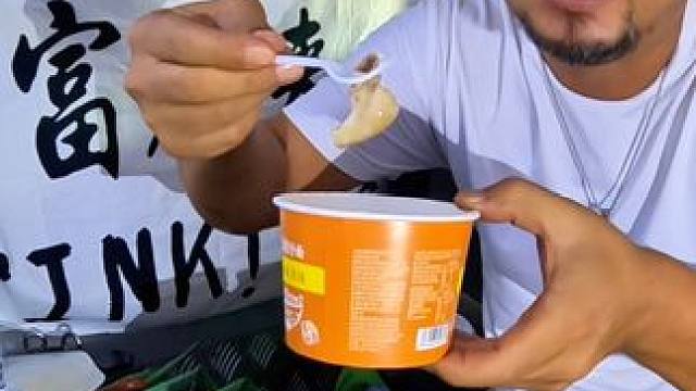 沙大厨是全地球最会吃的人，早餐用牛腩泡一碗面真奢侈#床车旅行 #房车旅行 #露营美食 