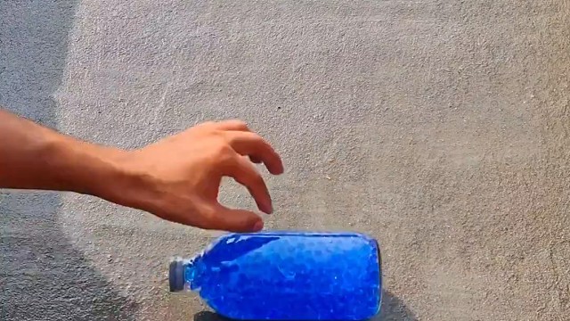 楼梯滚瓶子爆破解压时刻