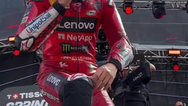 奥地利冲刺赛 恭喜狗王获得冠军！罗老板亲自拥抱，恭喜高徒…#motogp #机车 #摩托车
