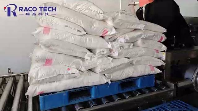 实拍某工厂自动拆包机一键拆包硝酸铵