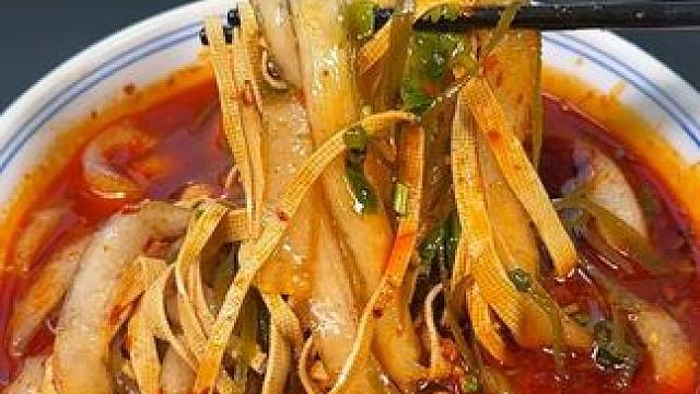 不用去甘肃，在家也能吃上正宗的天水手擀粉了，好吃到停不下来#天水麻辣烫 #手擀粉