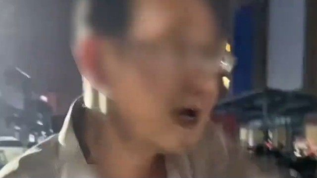 六旬老人，偷亲女孩被发现！