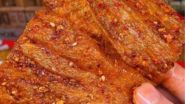 一口下去爆辣过瘾，吃完一包出一身汗#无辣不欢 #辣条 #解馋