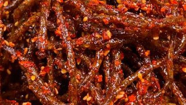 不得不说这个湖南的臭螺丝辣条真的很绝，吃起来巨辣巨上头#零食推荐 #无辣不欢 #辣条 #追剧小零食 