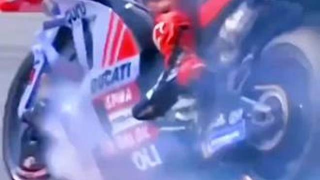 #motogp #摩托车比赛 #滑胎过弯 #危险动作请勿模仿