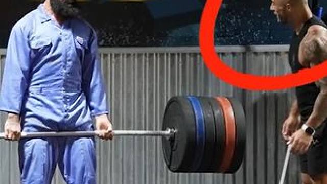 阿纳托利扮演清洁工，想要硬拉200公斤杠铃，反被肌肉男嘲笑 阿纳托利扮演清洁工，想要硬拉200公斤杠