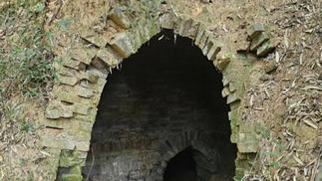 山野间近2000年历史的古墓，保护文物人人有责
#南京 #文物 #历史 #每一帧都是热爱 #因为热爱