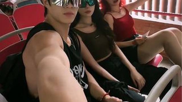 徒步在雨中，呼吸着清新的空气，感受着大自然的恩赐， 让心灵得到了一次洗礼#冲锋衣太好看所以爱上了户外