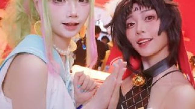 这么大茄皇桶！ #2024萤火虫漫展巨型茄皇桶，超级过目难忘
记不记得来茄皇展位打卡时刻？那些美味的