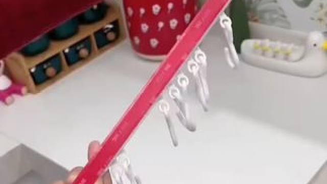 在柜门上装这样一个可以滑动的#连排挂钩  ，不常用的小工具都能收纳起来了，真是厨房收纳好帮手#收纳整