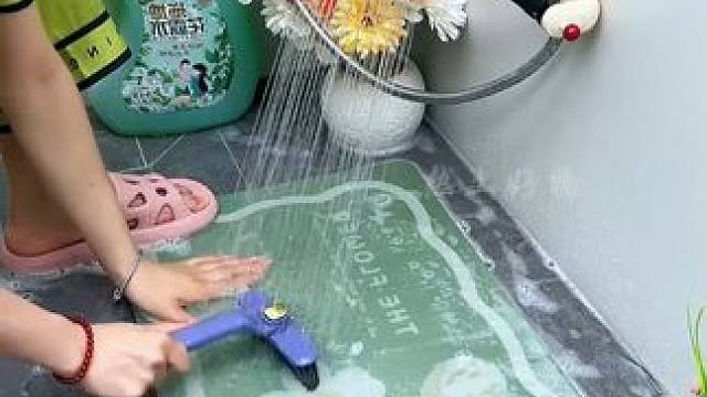 家里有老人或小孩的，在浴室装个#吸盘花洒支架  ，可以随意更换位置调节角度，日常洗洗刷刷再也不用手举