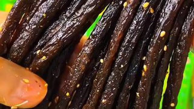 这么巨长的豆角干辣条!现在3.99就到手20包，香香辣辣还带点蒜香味田还是小时候的味道#辣条 #辣条