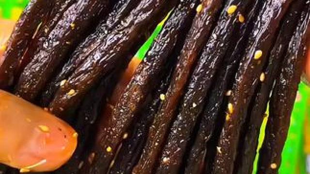 这么巨长的豆角干辣条!现在3.99就到手20包，香香辣辣还带点蒜香味田还是小时候的味道#辣条 #辣条