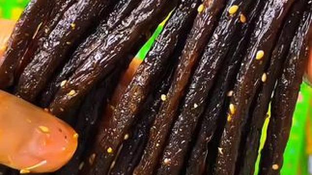 这么巨长的豆角干辣条!现在3.99就到手20包，香香辣辣还带点蒜香味田还是小时候的味道#辣条 #辣条