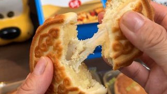 来自大新疆的奶皮用饼！10斤鲜奶才出1斤的奶皮做成的月饼，奶香巨足，不齁甜#月饼 #开袋即食