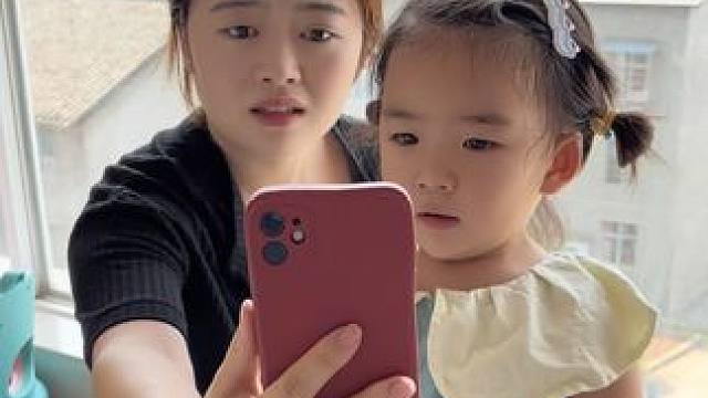 小小年纪就知道怎么拍照才最美了，以后长大是要当摄影师吗？#人小鬼大的小丫头 #萌娃养成记 #人类幼崽