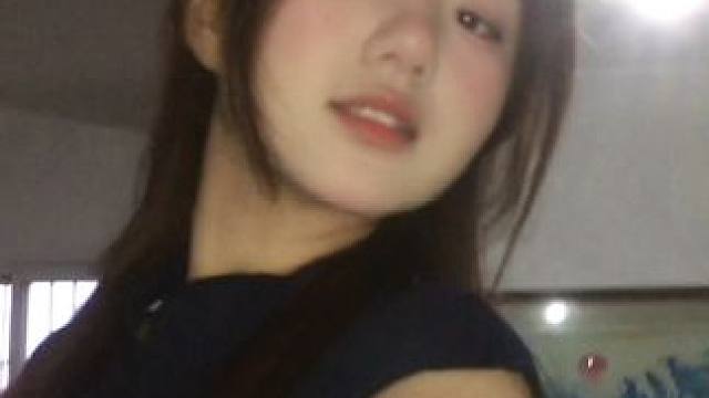 只想跟你 在花雨中可抱拥 