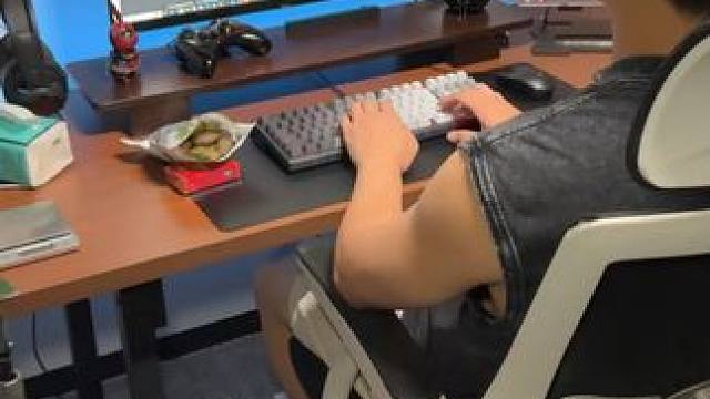 边打黑神话边吃榄子，感觉打的都丝滑多了#零食 #橄榄 #零食推荐