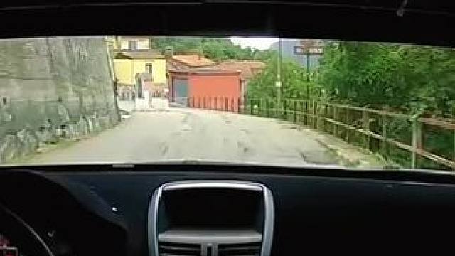 见证两位顶尖拉力赛车手如何在20秒内，以电光火石之速，顺利通过错综复杂的巷弄迷宫#拉力赛