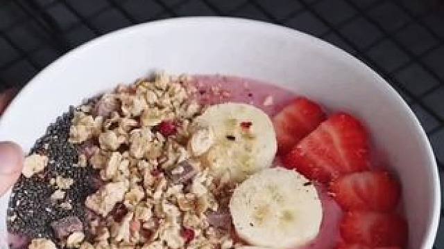 草莓香蕉燕麦牛奶冰沙#我的厨房日记 #甜品治愈一切 #下午茶甜品 #生活化减脂 #vlog美食记