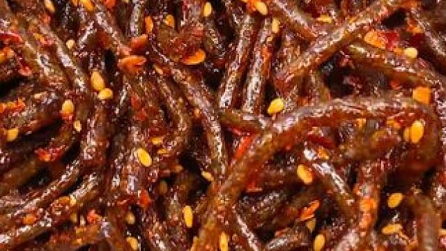 喜欢吃辣的一定不要错过这个黑金辣条了，一口下去满嘴爆汁嚼劲十足，真的过瘾#好吃到停不下来 #无辣不欢