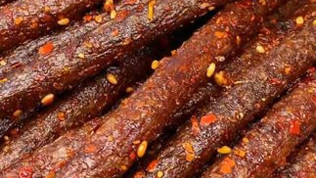 这个黑金辣条真的是又麻又辣，一口下去满嘴爆汁，嚼劲十足#好吃到停不下来 #无辣不欢 #零食推荐