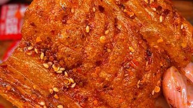 能吃辣的一定要尝尝我们湖南这个爆辣手撕豆皮，真的好吃#零食推荐 #无辣不欢 #好吃到停不下来 #辣条