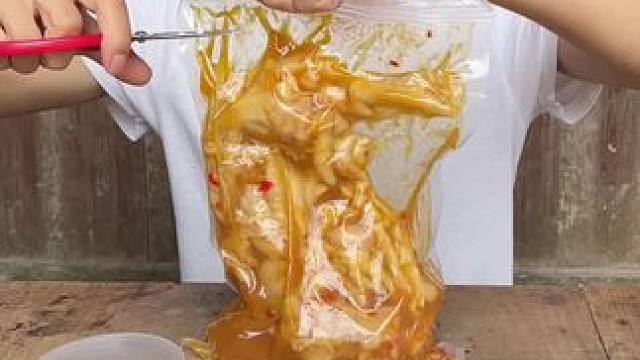 一个月生活费只有两百的都能吃好几次的#无骨鸡爪 来了 #零食推荐 #追剧小零食 #脱骨鸡爪 #超好吃