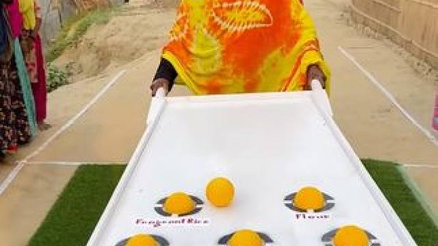 不可思议的平衡挑战，只要能把8个球都摇入洞内，就能赢得大奖。#挑战不可能