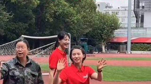 跳水冠军陈芋汐回母校，看望校友，现场热情火爆 #陈芋汐 #陈芋汐夺冠