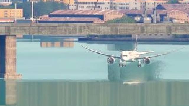 模拟器：飞机穿过桥底回机场，看机长怎么样操作#飞机