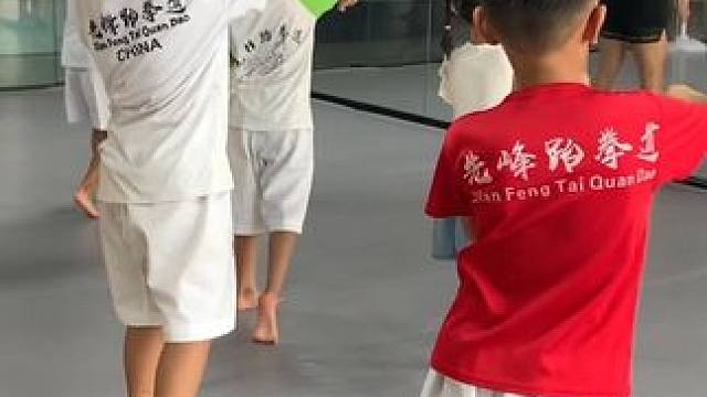 把握每次出拳的力量，每个防守的准备，搏击不只是游戏，是儿童成长中的最值得的投资。