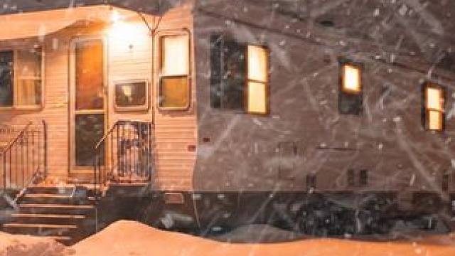 暴风雪夜的铁皮小屋，放松舒适氛围，伴着巨大风雪声入睡 #白噪音 #助眠声音 #睡眠音乐 #助眠视频 