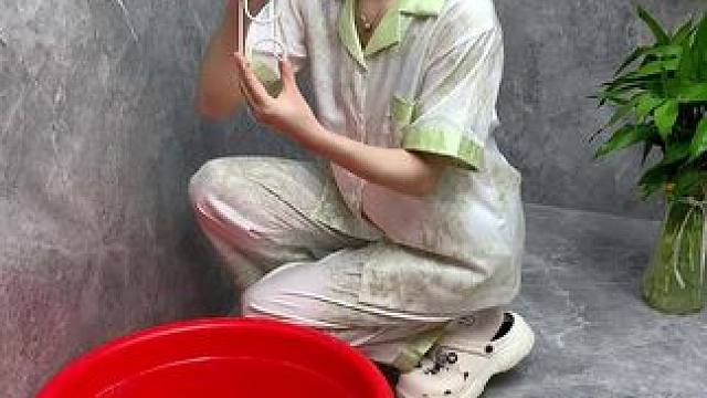 轻奢款脸盆挂钩，吸盘式固定，方便快捷，结实牢固，，一个挂钩可同时收纳多个脸盆，节省空间，打扫卫生也方