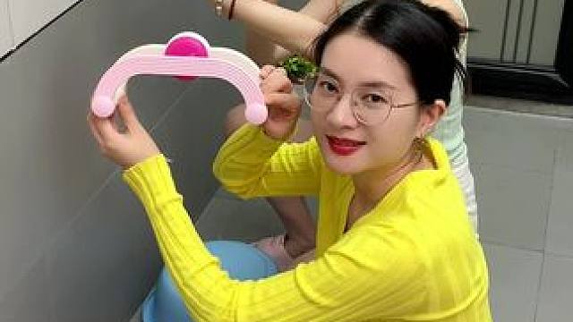 这款多巴胶的吸盘脸盆架，仲缩拉杆设计，同时能收纳多个大小不同的脸盆，用完收回去还不占地方 #脸盆收纳