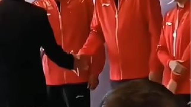 郭斌霸气网友言论，房子跟金牌都是实打实送，从来不存在什么一两年居住权，做好事都要被各种评论#王楠#郭