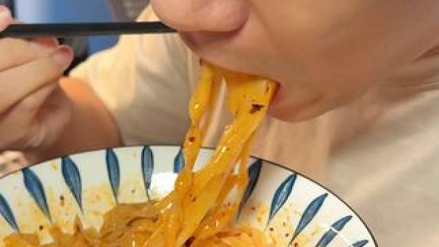 原来米皮这么好吃的，爽滑的同时还劲道，宵夜刚刚好！#零食推荐 #宵夜 #零食