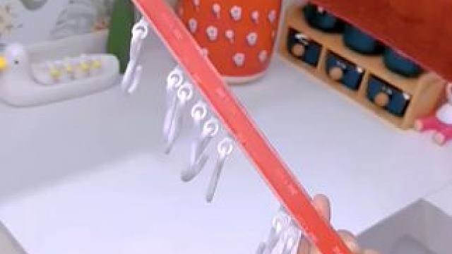厨房柜门上装上这个#橱柜门挂钩  不常用的小工具挂在上面收纳整洁又干净，找取也很方便#连排挂钩 #超